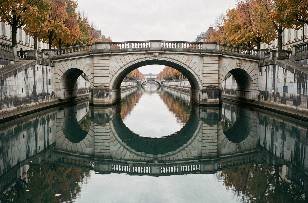 Symétrie centrale d'un pont néoclassique parfaitement reflété dans l'eau d'un canal formant un cercle complet